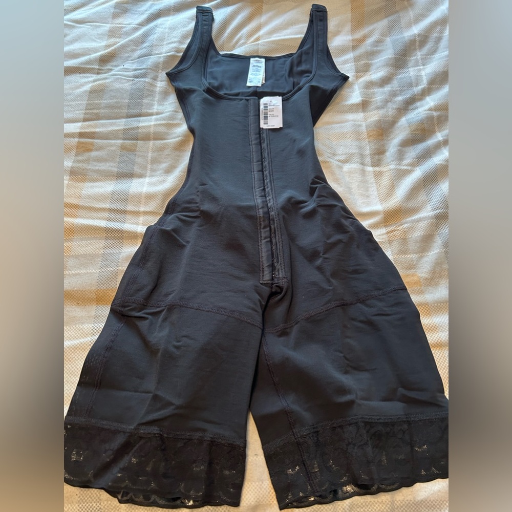 FAJA Curvy -NEW NEVER WORN!!!!!